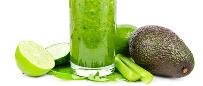 Grüner Smoothie aus Avocado Gurke und Limette