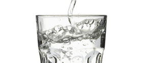 Wasser wird in ein Glas gegossen